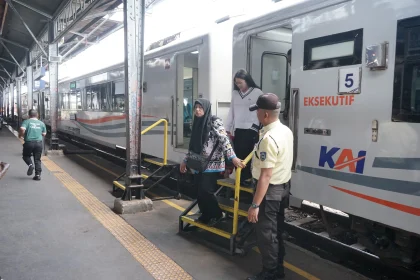 19 Kereta Jarak Jauh Batal Berangkat Akibat Kecelakaan KRL dan Argo Bromo Anggrek