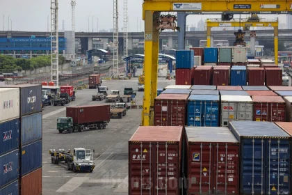 3.000 Kontainer Tertahan di Pelabuhan Karachi, Iran Usulkan Solusi Jalur Darat