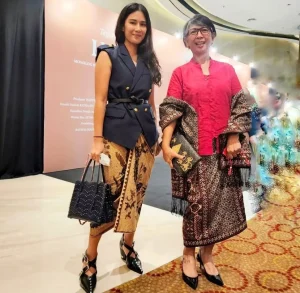 7 Inspirasi Outfit Hari Kartini Warna Cream yang Elegan