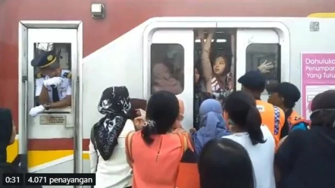 7 Penumpang Terjepit di Gerbong KRL Bekasi Timur, Evakuasi Sulit Karena Ruang Sempit
