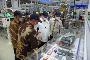 Airlangga Apresiasi Produksi Baterai Hybrid TMMIN-CATL, Dorongan Strategis Industri Otomotif Indonesia