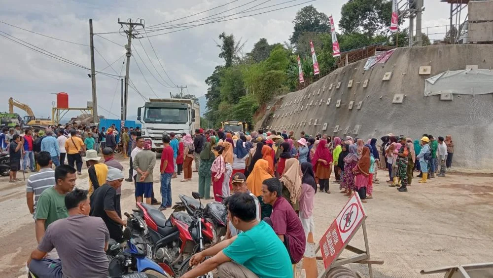 Aksi Massa Desak KPK Sita Aset Kalla Group Jika Gagal Bayar Proyek PLTA Poso