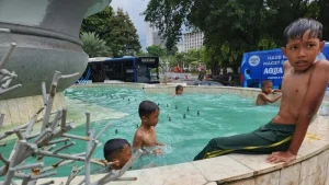 Anak-anak Berenang di Makam Sakral Jakarta Utara: Tawa Ceria, Risiko Kesehatan Mengintai