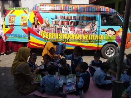 Anak-anak Ramai Kunjungi Perpustakaan Keliling di GOR Jayabaya, Kediri, Dukung Program PP Tunas