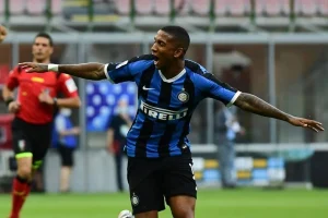 Ashley Young Gantung Sepatu Akhir Musim Ini Setelah 23 Tahun Berkarier