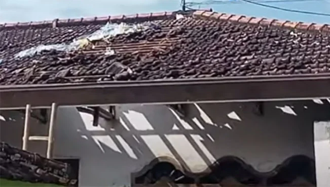 Balon Udara Berpetasan Jatuh di Tulungagung, Ledakan Mengguncang Atap Rumah Warga