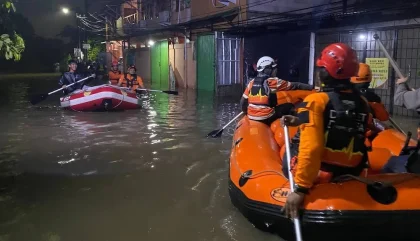 Banjir 1 Meter di Perumahan Bukit Pamulang Indah, Puluhan Warga Dievakuasi Brimob Metro Jaya