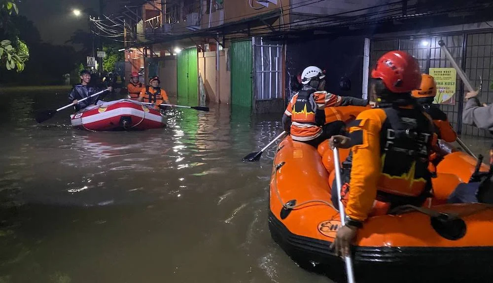 Banjir 1 Meter di Perumahan Bukit Pamulang Indah, Puluhan Warga Dievakuasi Brimob Metro Jaya