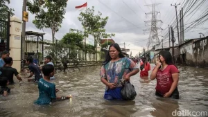 Banjir 70 cm Rendam Jalan Raya Pisangan Bekasi, Ribuan Motor Terhenti