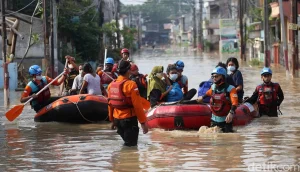 Banjir Setinggi Satu Meter Menggenangi Perumahan Bukit Pamulang Indah, Warga Berjuang dengan Perahu Karet untuk Mendapatkan Makanan