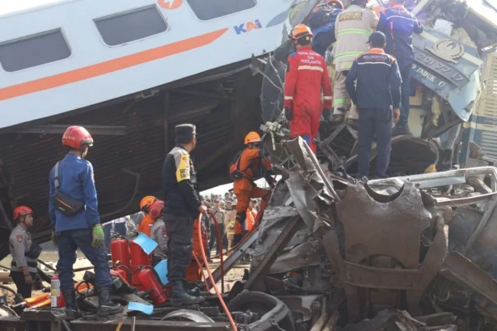 Basarnas Special Group Diterjunkan Evakuasi Korban Kecelakaan KA Argo Bromo Anggrek dan KRL di Bekasi Timur