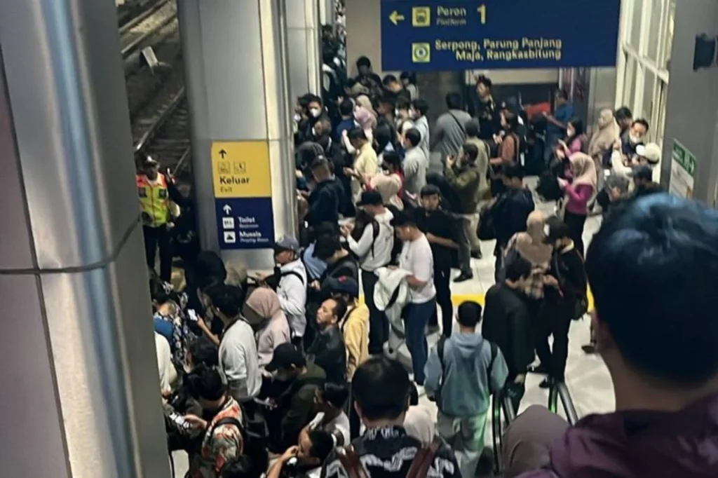 Bau Pesing Menggangu Penumpang di JPO Stasiun Palmerah, Warga Dugaan Penyebab Tunawisma Kencing Sembarangan