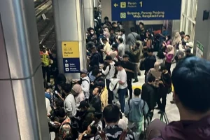 Bau Pesing Menggangu Penumpang di JPO Stasiun Palmerah, Warga Dugaan Penyebab Tunawisma Kencing Sembarangan