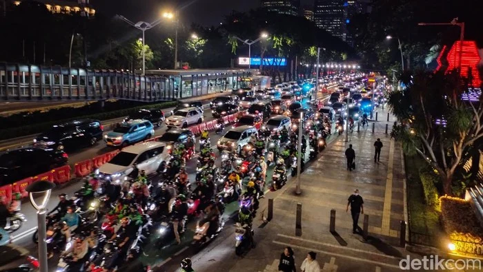 Blok M Tetap Ramai Saat Pemadaman Lampu Hari Bumi di Jakarta Malam Ini