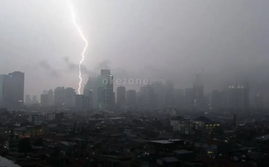 Cuaca Jabodetabek Hari Ini: Waspada Hujan Lebat Disertai Petir – Update BMKG 1 Mei 2026