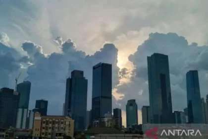 Cuaca Jakarta Hari Ini: Berawan hingga Hujan Ringan, Suhu 24‑30°C