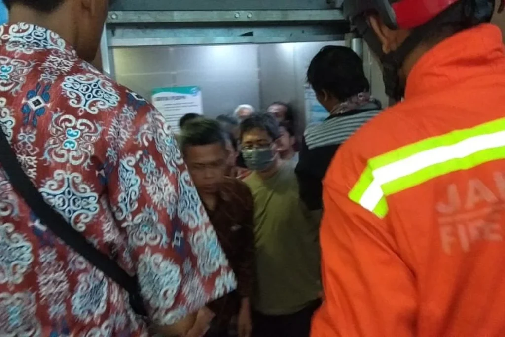 Damkar Jakarta Selatan Evakuasi 10 Penumpang MRT Lebak Bulus yang Terjebak Lift Akibat Padam Listrik