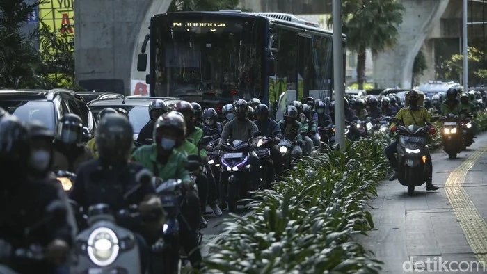 DPR Dorong Perbaikan Transportasi Umum, Tekankan WFH Tak Bisa Jadi Solusi Jangka Panjang