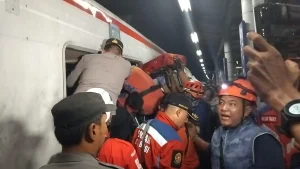 Evakuasi Korban Tabrakan KA Argo Bromo dan KRL di Bekasi Timur: Relawan Desak Kirim Oksigen