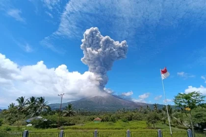 Gunung Lewotobi Laki-Laki Meletus, Abu Vulkanik Mencapai Ketinggian 1.000 Meter di NTT