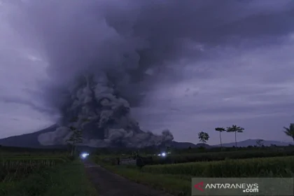 Gunung Semeru Erupsi Lagi, Luncurkan Awan Panas Hingga 4,5 km di Perbatasan Lumajang-Malang
