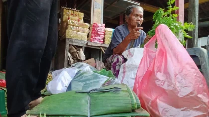 Harga Plastik Melonjak, Pedagang Ganti Kemasan dengan Daun Pisang – Fenomena Viral di Media Sosial