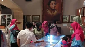Hari Kartini: Ibu-Ibu Pelajari Gelung Nusantara di Galeri Indonesia Kaya