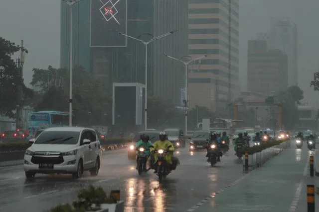 Hujan Deras Sabtu Malam Banjiri RT dan Jalan di Jakarta, Warga Terancam Banjir