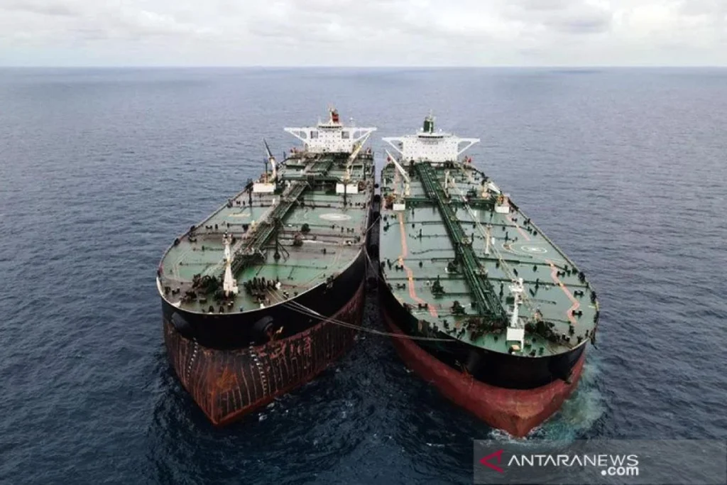 Iran Tembaki Kapal Kontainer dan Sita Dua Kapal di Selat Hormuz: Langkah Keamanan Pasca Gencatan Senjata