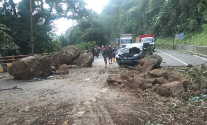 Jalan Nasional Cadas Pangeran Tertutup Longsor, Kendaraan Terhenti Total di Sumedang
