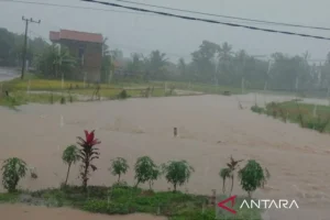 Jalan Utama Cianjur Tergenang Air Setinggi 1 Meter, Motor Terpaksa Menunggu Banjir Surut
