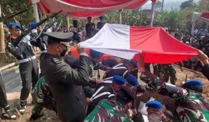 Jenazah Mayor Anumerta Zulmi Aditya Iskandar Tiba di Bandara Husein Sastranegara: Upacara Peringatan dan Respon Nasional