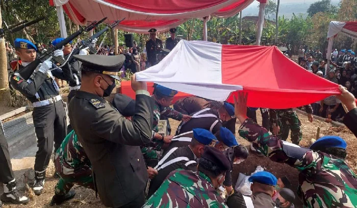 Jenazah Mayor Anumerta Zulmi Aditya Iskandar Tiba di Bandara Husein Sastranegara: Upacara Peringatan dan Respon Nasional