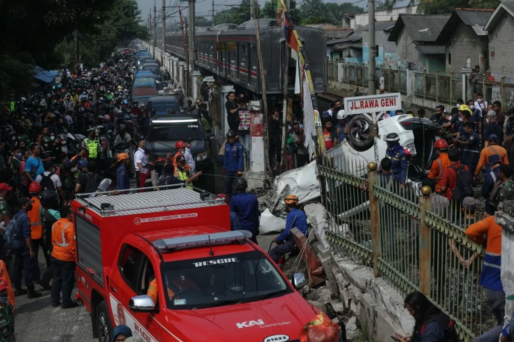 KAI Evakuasi Penumpang Setelah KRL Bertemperan dengan Taksi di Bekasi Timur