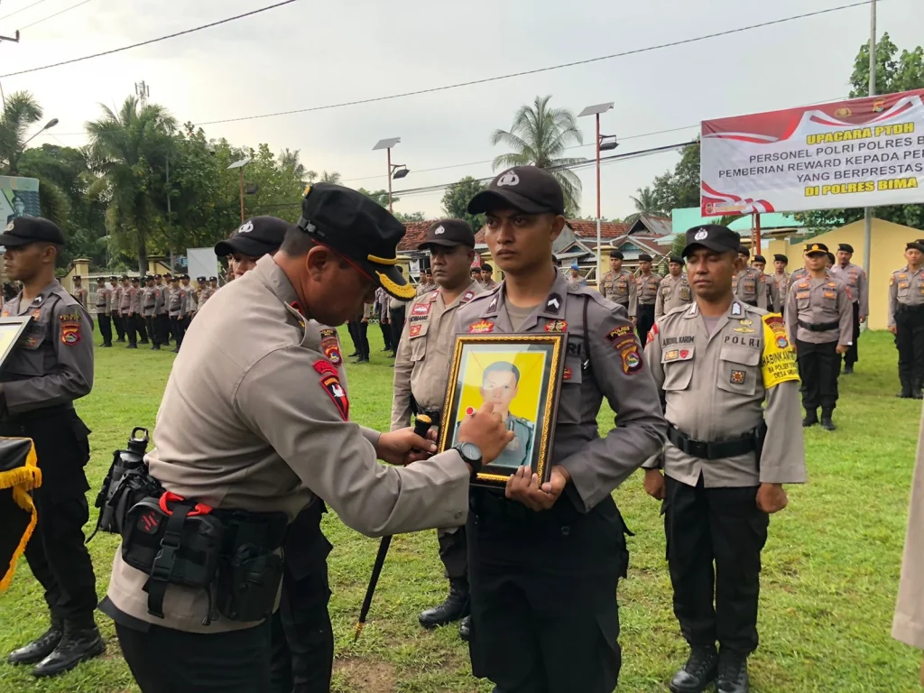 Kapolres Jembrana Pecat Anggota Polri Berinisial GYK, Foto Dihiasi Tanda Silang