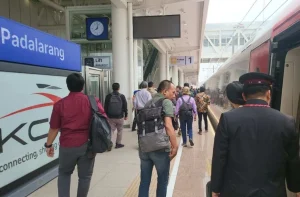 KCIC Kecam Penumpang Nekat Tahan Pintu Kereta Cepat Whoosh di Padalarang