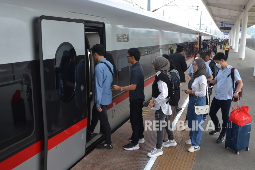 KCIC Tegas: Penumpang Dilarang Menahan Pintu Kereta Cepat Whoosh di Padalarang