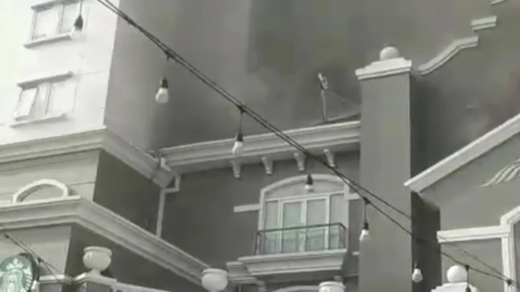 Kebakaran Apartemen Mediterania di Jakarta Barat: Asap Tembus Lantai 33, 20 Penghuni Dilarikan ke RS