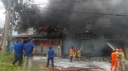 Kebakaran Besar di Bengkel dan Gudang Spare Part Cengkareng Barat, Diduga Akibat Percikan Kabel Udara