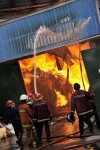 Kebakaran Gudang Tangerang: Dua Gudang Paket Makanan Kucing dan Perabot Terbakar Selama 16 Jam