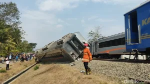 Kecelakaan KA Argo Bromo dan KRL di Bekasi: Kronologi Dari Tabrakan Taksi Hingga Stasiun Bekasi Timur