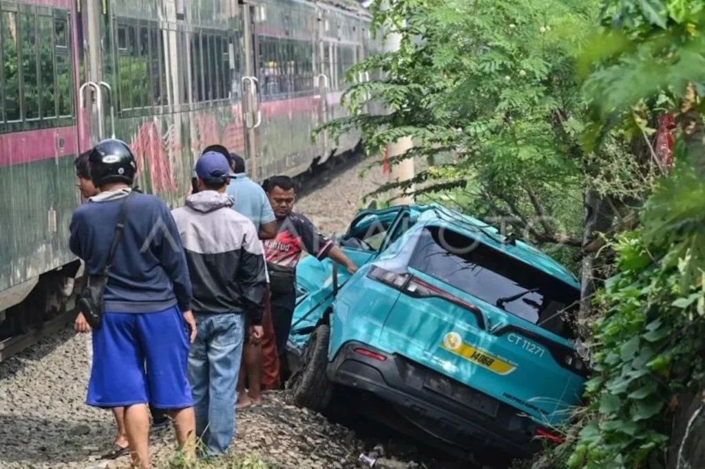 Kecelakaan Kereta Api di Bekasi: Sopir Taksi Listrik Green SM Terlibat, Fakta Mencengangkan