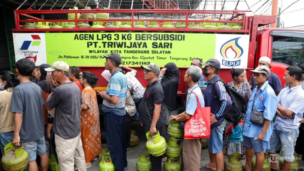 Kelangkaan Gas Elpiji di Tuban: Antrean Sampai Satu Jam Selama Tiga Pekan