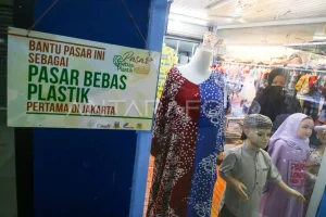 Kenaikan Harga Plastik 50% Memaksa Pedagang Pasar Turunkan Margin Keuntungan