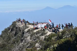 Keributan di Puncak Gunung Lawu Akibat Berebut Spot Foto, Pengunjung Terlibat Perselisihan