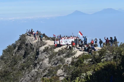Keributan di Puncak Gunung Lawu Akibat Berebut Spot Foto, Pengunjung Terlibat Perselisihan