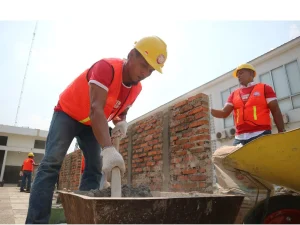 Kiesha Alvaro Belajar Kendarai Ekskavator dan Aduk Semen untuk Peran di Tumbal Proyek