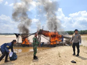 Kolaborasi TNI-Polri Tindak PETI di Kuansing, 12 Rakit Dibakar