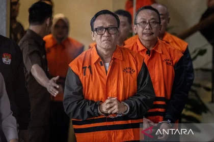 KPK Maraton Geledah 7 Lokasi di Tulungagung dan Surabaya, Sita Rp95 Juta serta Surat OPD