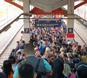 KRL Bekasi-Cikarang Tabrakan, Hanya Sampai Stasiun Cakung, Penumpang Turun dan Pindah ke Transportasi Online